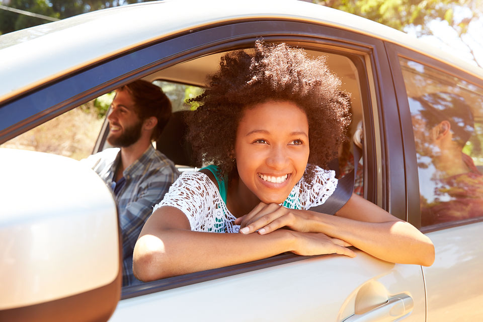 Femme souriante, dans, voiture