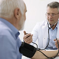 Médico medindo a pressão arterial