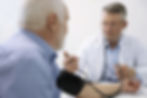 Médico medindo a pressão arterial