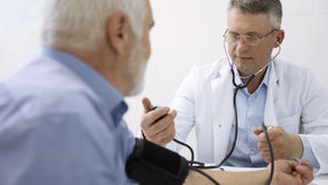 ¿Cómo se debe monitorear la presión arterial?