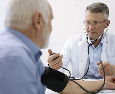 Médecin mesurant la tension artérielle