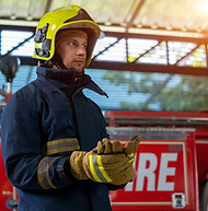 Bombero con equipo de protección