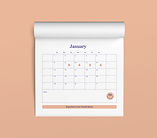 un calendario sobre un fondo de color anaranjado