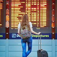 Panel de salidas del aeropuerto