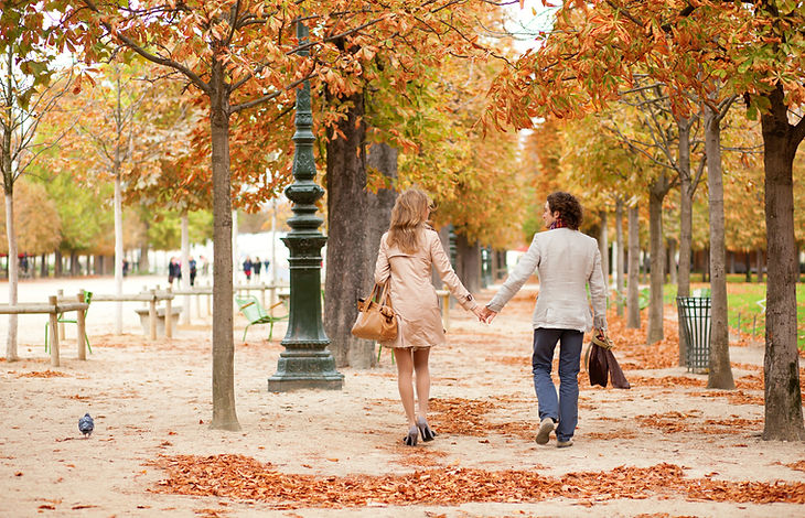 Couple marchant dans un parc en automne