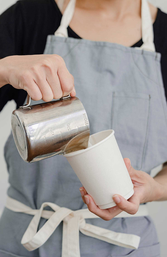 Barista que hace el café