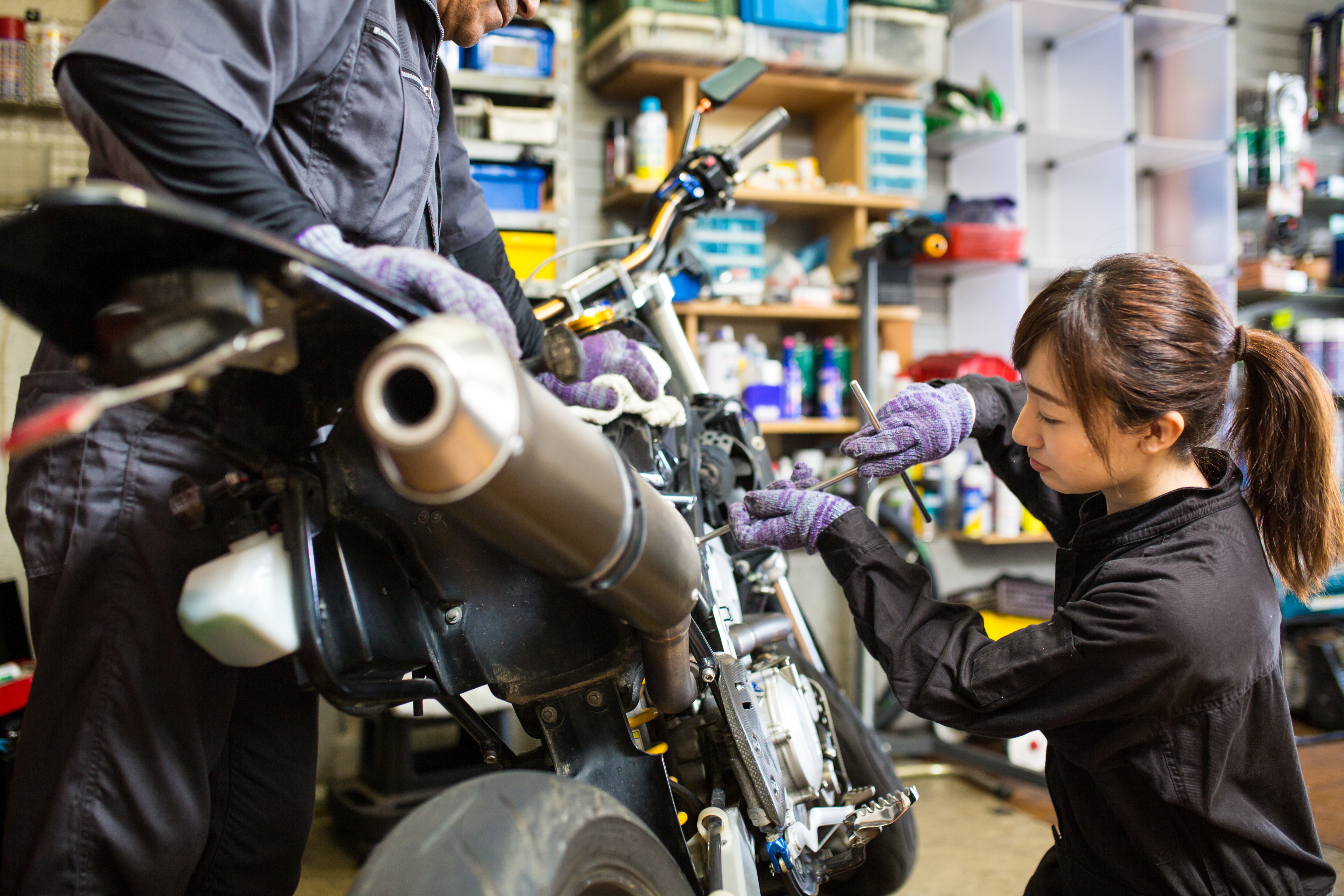 Donna che ripara una moto