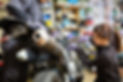 バイクを修理する女性