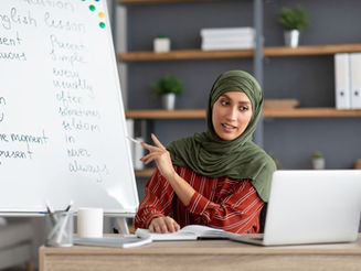 Educator presenting to a class.