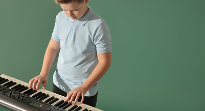 Chłopiec grający na keyboardzie