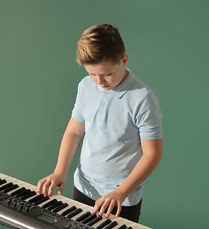 Suonando il pianoforte