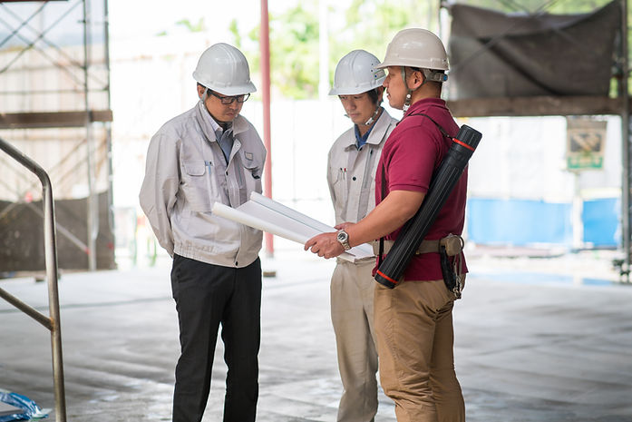 建設現場での打合せ