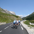 Cyclistes sur une route montagneuse
