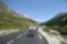 Cyclistes sur une route montagneuse