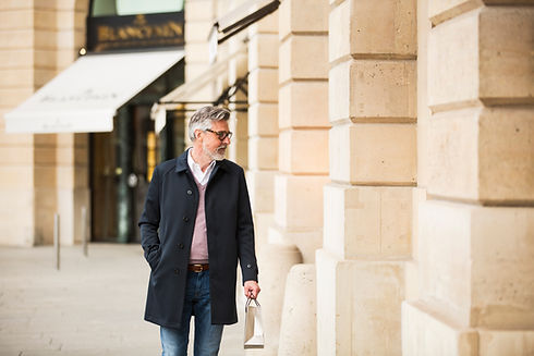 Homme observant la vitrine d'un magasin
