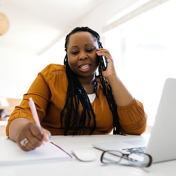 Femme travaillant à distance