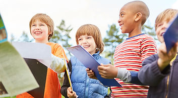 Kinder spielen Schatzsuche