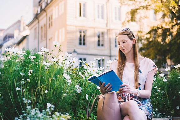 Czytanie książki na zewnątrz
