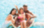 Família na piscina