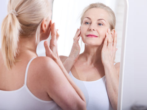 Femme apaisée qui se regarde dans un miroir