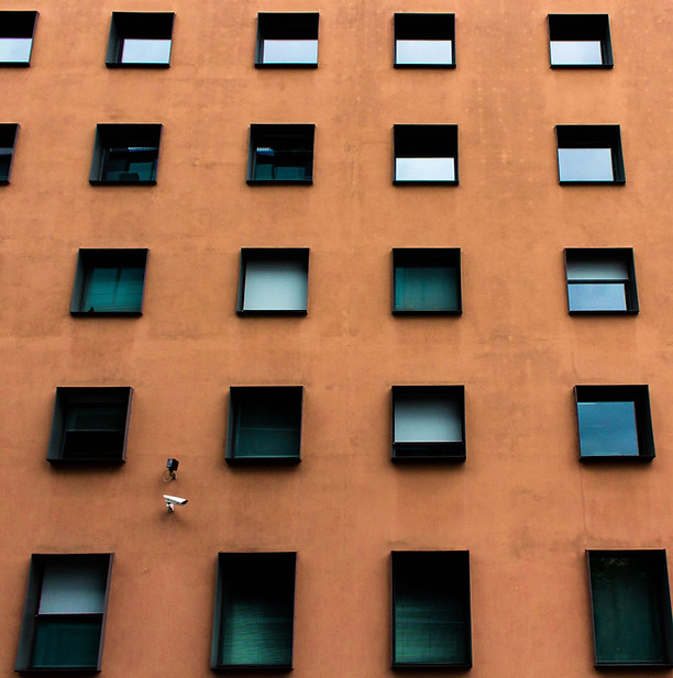Gebäude mit Fenstern