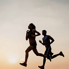 Courir au coucher du soleil