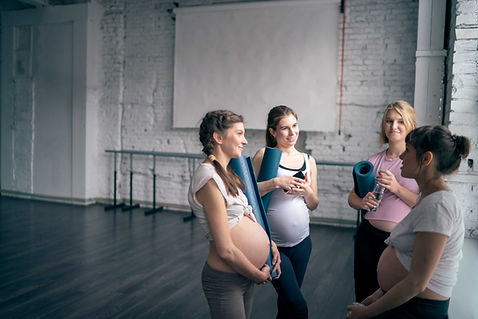 Schwangere im Yoga-Kurs