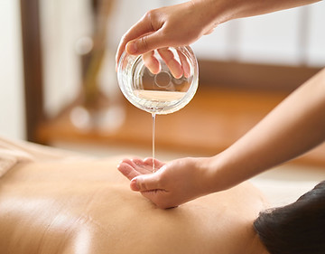 Application de l'huile de massage