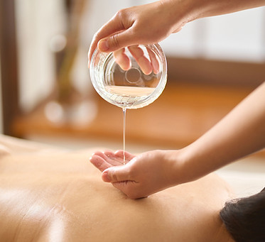 Application de l'huile de massage