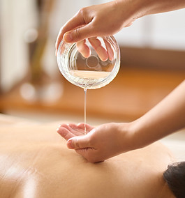 Application de l'huile de massage