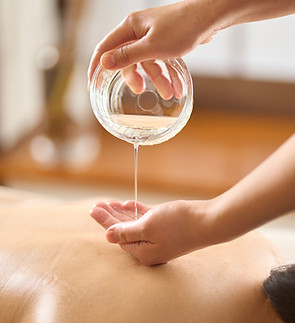 Aplicação de óleo de massagem
