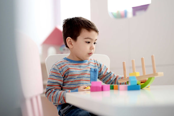 Criança brincando com blocos