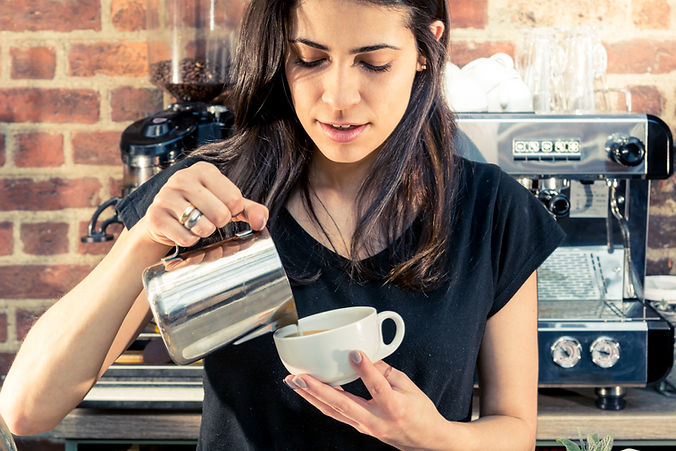 Barista sirviendo café