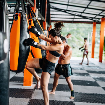 Donna in allenamento kickboxing