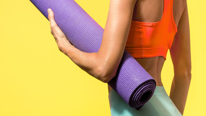 Sosteniendo la estera de yoga