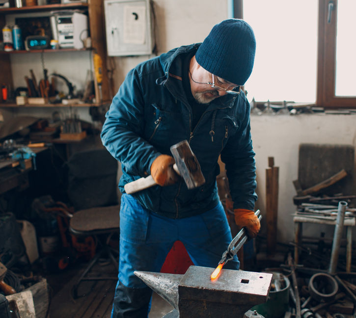 Muncitor cu ciocand si atelier