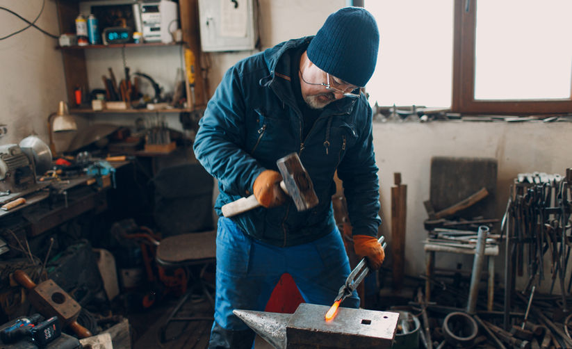 Parcours authentique dans le Jura avec visite d’artisans locaux, atelier de maroquinerie, coutellerie traditionnelle et gastronomie raffinée.