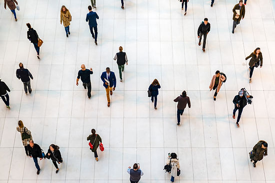 Des gens qui marchent à l'intérieur