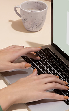 Mani che usano il computer portatile