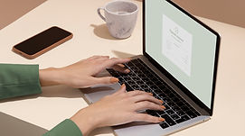 Handen die een laptop gebruiken