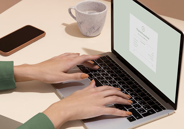 Handen die een laptop gebruiken