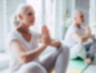 Altes Paar macht Yoga