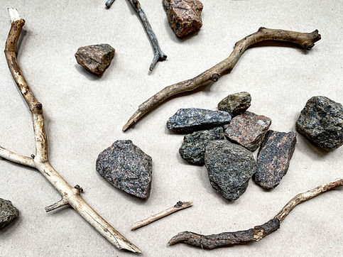 Bâtons et des pierres