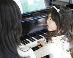 ピアノを弾く子供
