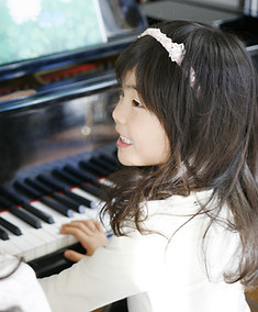 ピアノを弾く少女