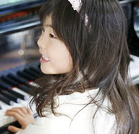 ピアノを弾く少女