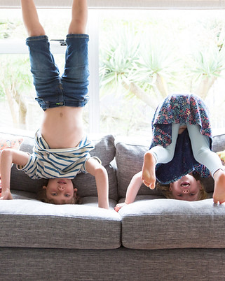 Enfants jouant sur le canapé