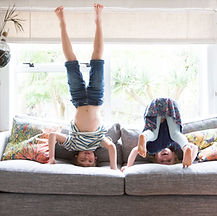 Enfants jouant sur le canapé