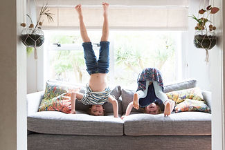 Enfants jouant sur le canapé