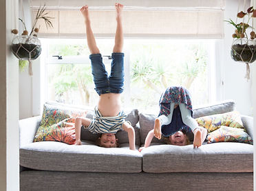 Enfants jouant sur le canapé